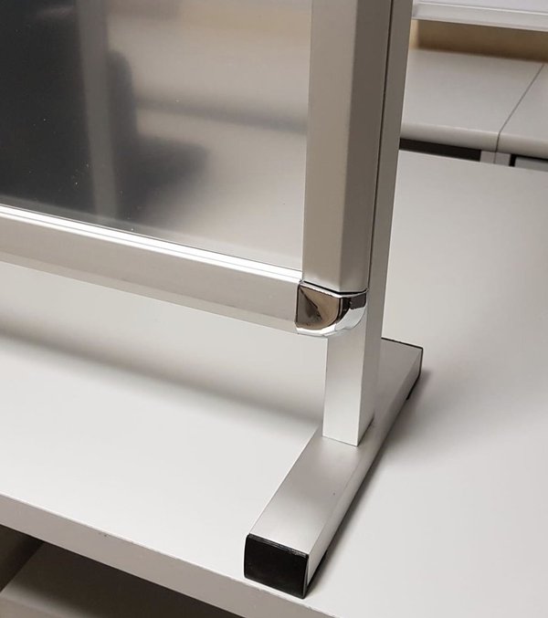 Spuckschutz/Hustenschutz als Tischaufsteller 750x700 mit Antireflex-Effekt